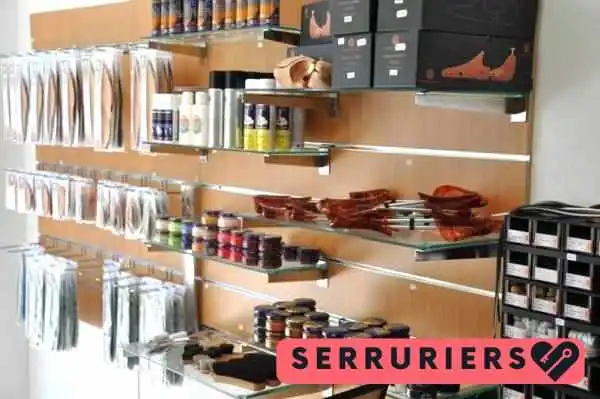 Latelier Cordonnerie Traditionnellecles Interieur - Garches